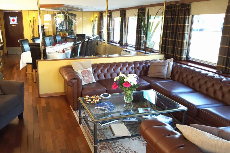 El interior de la barcaza "La Panache" es amplio y confortable CRUCEROS FLUVIALES CANALES DE FRANCIA LA PANACHE CRUCEROS FLUVIALES DE LUJO CANAL DE LA MARNE AU RHIN